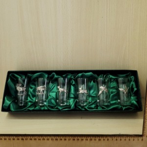 6 db vodkás, pálinkás pohár öntött címkével papír dobozban