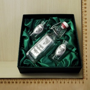 Italos, pálinkás üveg szett fém címkével papír dobozban