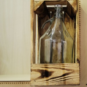 5 literes csatos üveg demigeon fatartóban