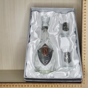 Italos, pálinkás szett karton díszdobozban fém címkével